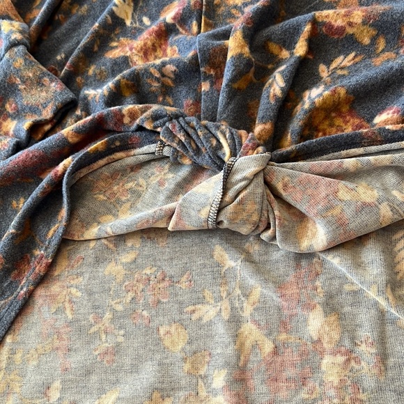 Eyeshadow front knot floral sweater - Picture 4 of 7